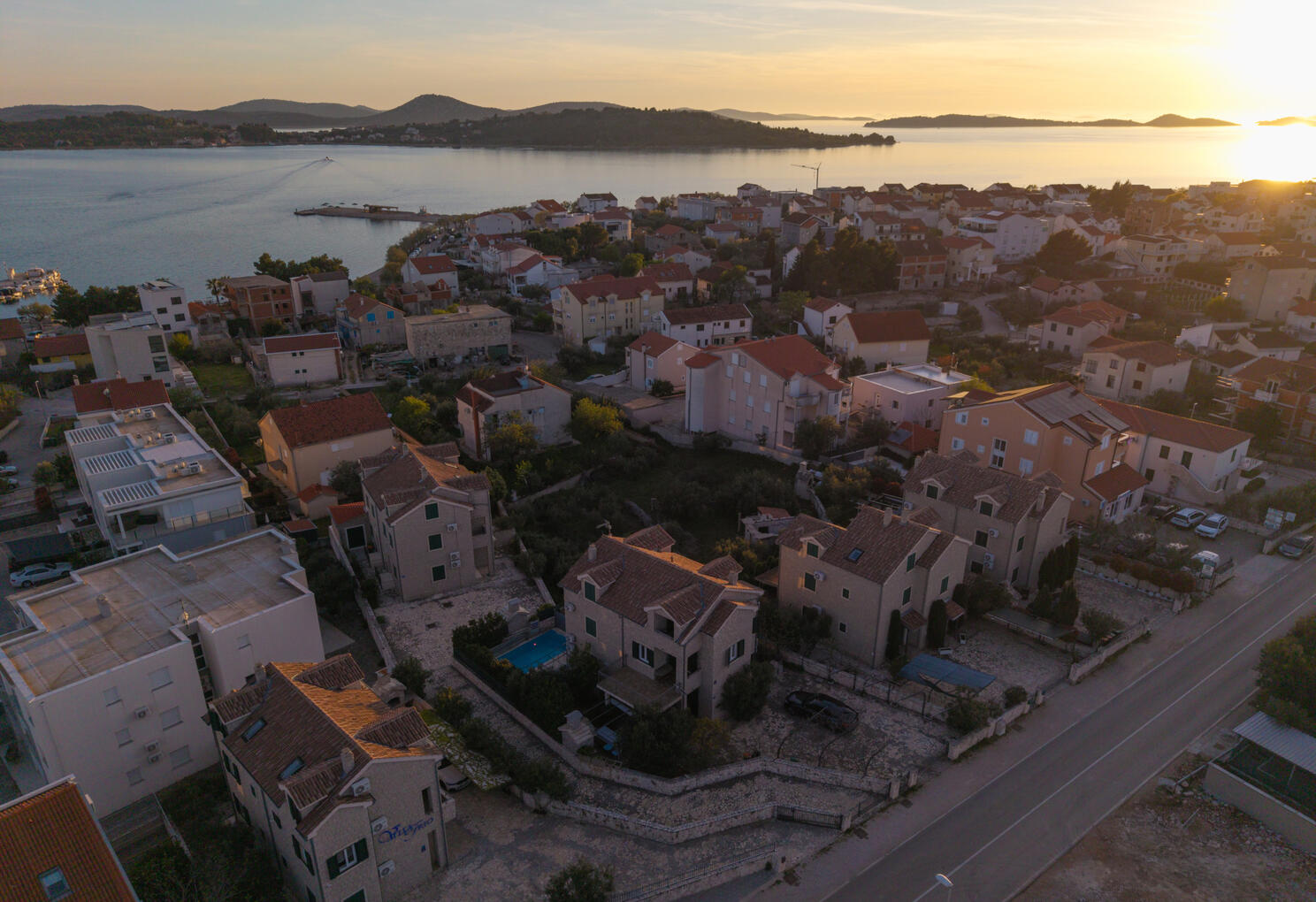 Aerial view of the villa, highlighting its coastal position. Aerial view of the villa, highlighting its coastal position.