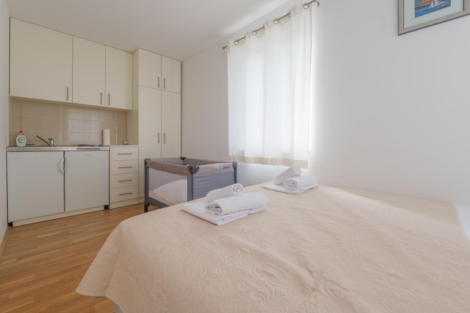 Bedroom with cot and kitchenette Bedroom with cot and kitchenette