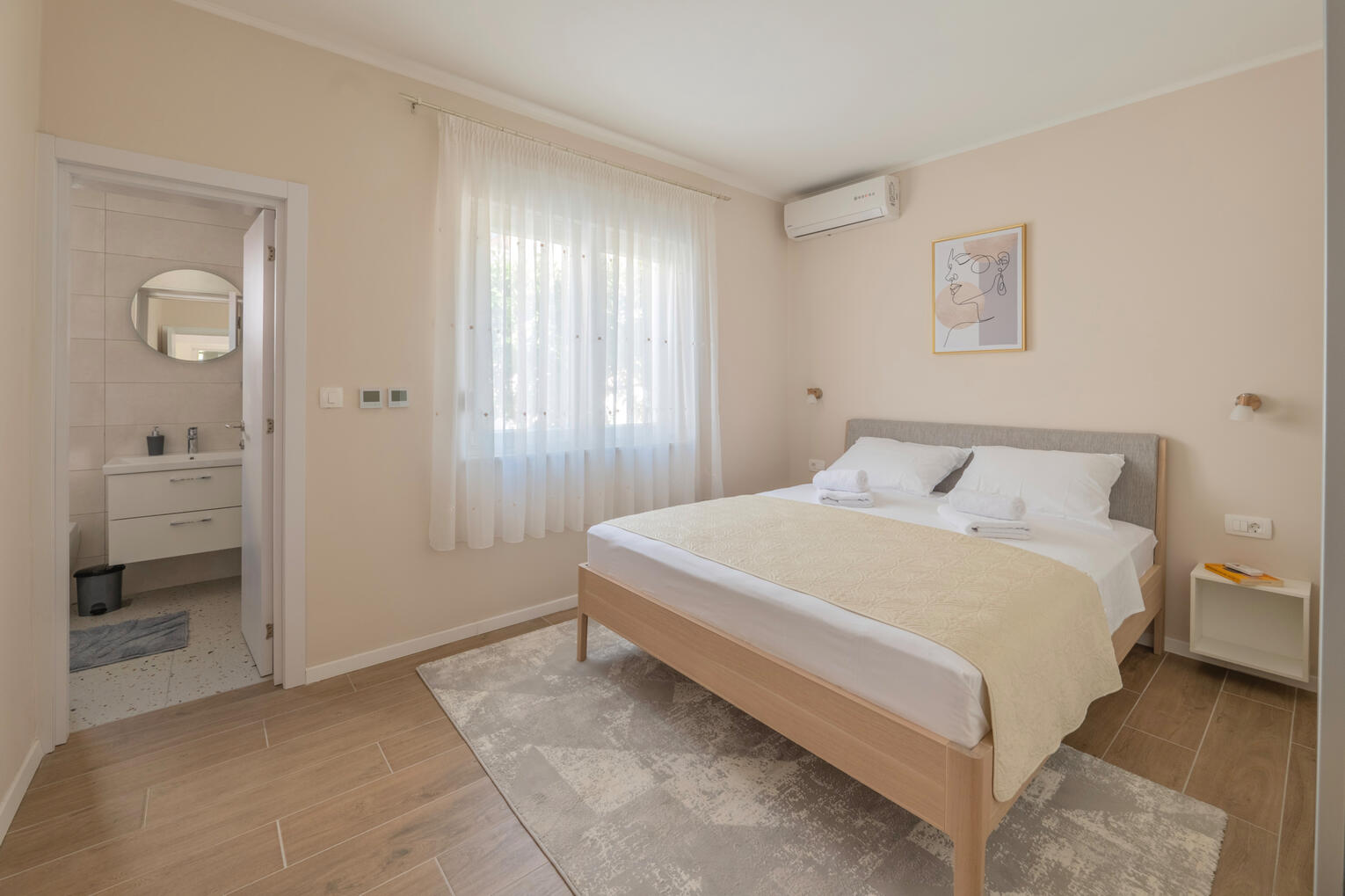 Bedroom with en-suite bathroom Bedroom with en-suite bathroom