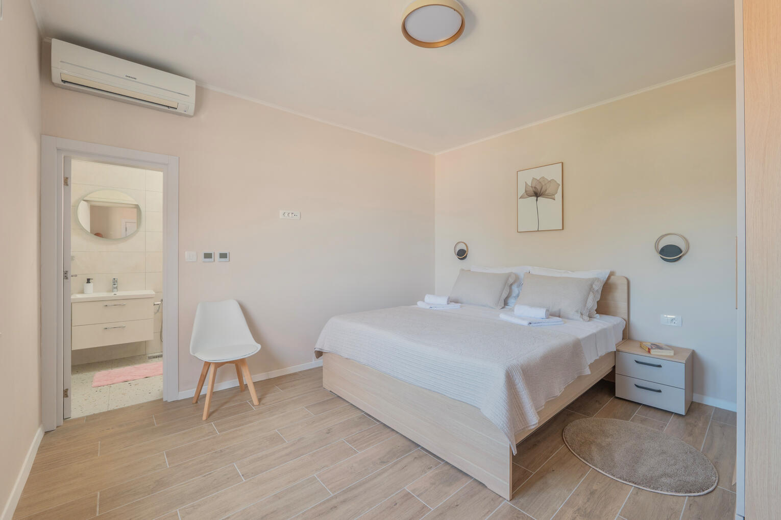 Bedroom with en-suite bathroom Bedroom with en-suite bathroom